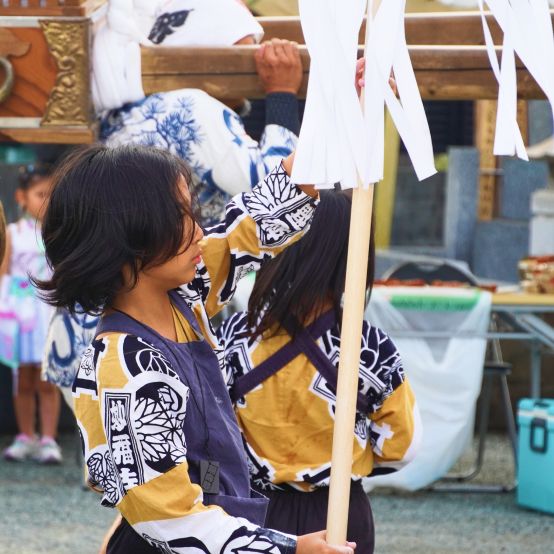 陽向睦 子どもが纏を持って練習する様子